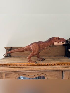 Jurassic World Thrash 'n Throw Tyrannosaurus Rex